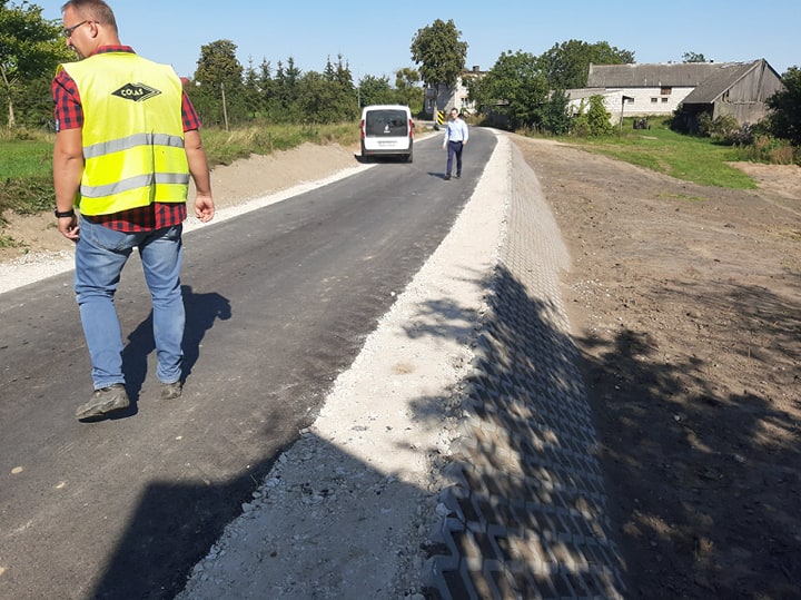 Na zdjęciach widać nowo wybudowaną drogę, a w trakcie odbioru końcowego inwestycji przy udziale przedstawicieli wykonawcy i zamawiającego oraz w kolejnych dniach.