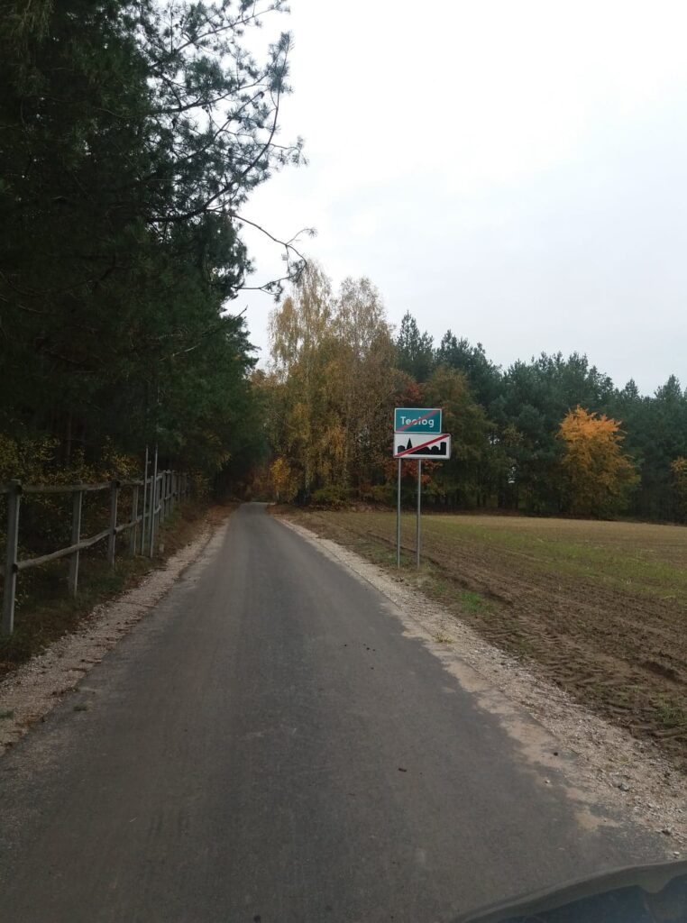 Na zdjęciach widać nowo wybudowaną drogę, a w trakcie odbioru końcowego inwestycji przy udziale przedstawicieli wykonawcy i zamawiającego oraz w kolejnych dniach.